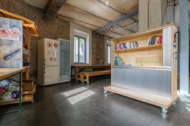 Bücherregale und eine kleine Theke in den Räumen der KoFabrik